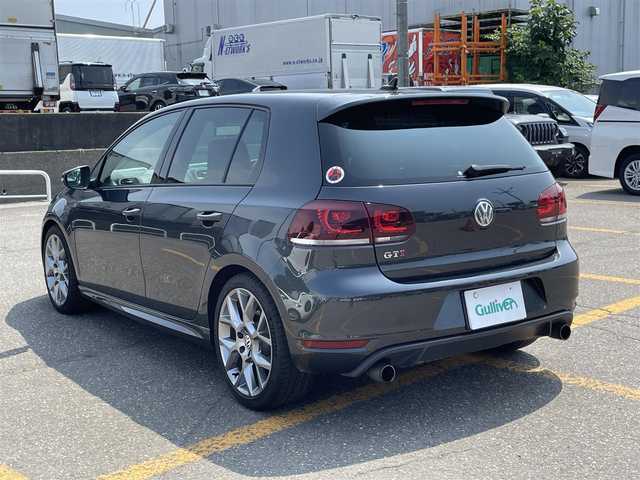 フォルクスワーゲン ゴルフ GTi エディション35 新潟県 2011(平23)年 5.7万km ガンＭ 純正ナビ/CD/DVD/SD/Bluetooth/ハーフレザーシート/純正アルミ１８インチ/キセノンヘッドライト/オートライト/革巻きステアリング/電動格納式ミラー/ETC