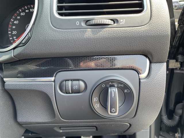 フォルクスワーゲン ゴルフ GTi エディション35 新潟県 2011(平23)年 5.7万km ガンＭ 純正ナビ/CD/DVD/SD/Bluetooth/ハーフレザーシート/純正アルミ１８インチ/キセノンヘッドライト/オートライト/革巻きステアリング/電動格納式ミラー/ETC