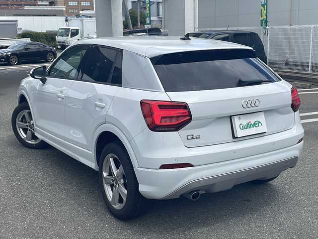 アウディ Ｑ２ 30TFSIスポーツ 福岡県 2018(平30)年 1.9万km パール 純正ナビ（AM/FM/BT）/前席シートヒーター/バーチャルコックピット/アダプティブクルーズコントロール/バックカメラ/クリアランスソナー/前後ドライブレコーダー/パワーバックドア/LEDヘッドライト/ETC2.0/トラクションコントロール/アイドリングストップ/純正17インチアルミホイール/フロアマット/スペアキー×１/取扱説明書