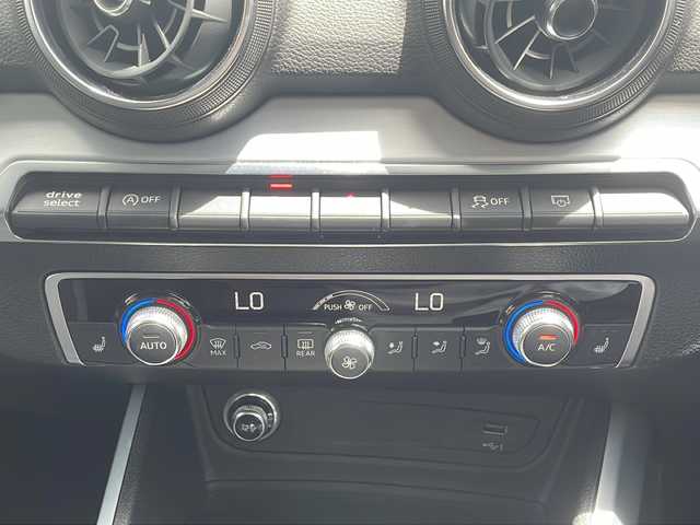 アウディ Ｑ２ 30TFSIスポーツ 福岡県 2018(平30)年 1.9万km パール 純正ナビ（AM/FM/BT）/前席シートヒーター/バーチャルコックピット/アダプティブクルーズコントロール/バックカメラ/クリアランスソナー/前後ドライブレコーダー/パワーバックドア/LEDヘッドライト/ETC2.0/トラクションコントロール/アイドリングストップ/純正17インチアルミホイール/フロアマット/スペアキー×１/取扱説明書