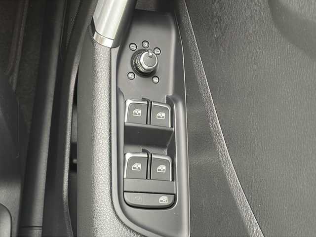 アウディ Ｑ２ 30TFSIスポーツ 福岡県 2018(平30)年 1.9万km パール 純正ナビ（AM/FM/BT）/前席シートヒーター/バーチャルコックピット/アダプティブクルーズコントロール/バックカメラ/クリアランスソナー/前後ドライブレコーダー/パワーバックドア/LEDヘッドライト/ETC2.0/トラクションコントロール/アイドリングストップ/純正17インチアルミホイール/フロアマット/スペアキー×１/取扱説明書