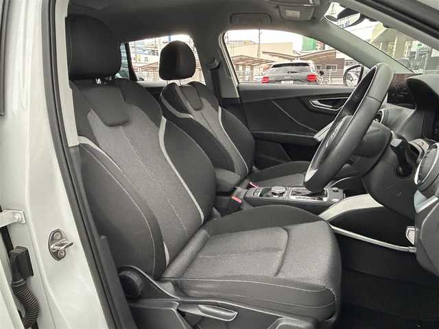 アウディ Ｑ２ 30TFSIスポーツ 福岡県 2018(平30)年 1.9万km パール 純正ナビ（AM/FM/BT）/前席シートヒーター/バーチャルコックピット/アダプティブクルーズコントロール/バックカメラ/クリアランスソナー/前後ドライブレコーダー/パワーバックドア/LEDヘッドライト/ETC2.0/トラクションコントロール/アイドリングストップ/純正17インチアルミホイール/フロアマット/スペアキー×１/取扱説明書