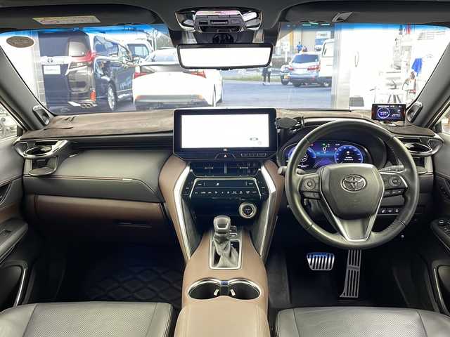 トヨタ ハリアー ハイブリッド Z レザーパッケージ 兵庫県 2023(令5)年 6万km プラチナホワイトパールマイカ ・ワンオーナー車/・純正12.3インチナビ/・Bluetooth/USB/Miracast/フルセグテレビ/・パノラミックビューモニター/・パノラマルーフ/・トヨタセーフティセンス/・プリクラッシュセーフティ/・レーントレーシングアシスト/・レーダクルーズコントロール/・アダプティブハイビームシステム/・クリアランスソナー/・ロードサインアシスト/・ドライバー異常時対応システム/・先行車発進告知機能/・パーキングサポートブレーキ/・ヒルスタートアシストコントロール/・S-VSC/・緊急ブレーキシグナル/・ドライブスタートコントロール/・パワーバックドア/・電動パーキングブレーキ/・オートホールドブレーキ/・革巻きステアリング/・ステアリングスイッチ/・ステアリングヒーター/・前席パワーシート/・運転席メモリシート/・前席シートヒーター/・前席シートベンチレーション/・純正デジタルインナーミラー/・JBLプレミアムサウンドシステム/・LEDヘッドライト/・20インチモデリスタアルミホイールタイヤ/・モデリスタエアロ/・ビルトインETC/・スペアキー/・AC100V充電/・寒冷地仕様車/・GPSレーダー