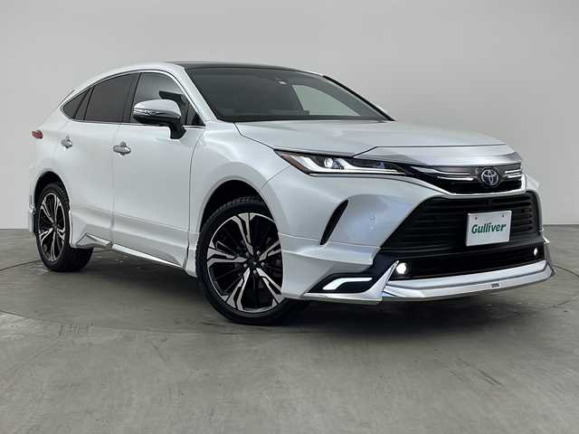 トヨタ ハリアー ハイブリッド Z レザーパッケージ 兵庫県 2023(令5)年 6万km プラチナホワイトパールマイカ ・ワンオーナー車/・純正12.3インチナビ/・Bluetooth/USB/Miracast/フルセグテレビ/・パノラミックビューモニター/・パノラマルーフ/・トヨタセーフティセンス/・プリクラッシュセーフティ/・レーントレーシングアシスト/・レーダクルーズコントロール/・アダプティブハイビームシステム/・クリアランスソナー/・ロードサインアシスト/・ドライバー異常時対応システム/・先行車発進告知機能/・パーキングサポートブレーキ/・ヒルスタートアシストコントロール/・S-VSC/・緊急ブレーキシグナル/・ドライブスタートコントロール/・パワーバックドア/・電動パーキングブレーキ/・オートホールドブレーキ/・革巻きステアリング/・ステアリングスイッチ/・ステアリングヒーター/・前席パワーシート/・運転席メモリシート/・前席シートヒーター/・前席シートベンチレーション/・純正デジタルインナーミラー/・JBLプレミアムサウンドシステム/・LEDヘッドライト/・20インチモデリスタアルミホイールタイヤ/・モデリスタエアロ/・ビルトインETC/・スペアキー/・AC100V充電/・寒冷地仕様車/・GPSレーダー