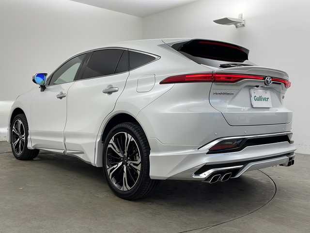 トヨタ ハリアー ハイブリッド Z レザーパッケージ 兵庫県 2023(令5)年 6万km プラチナホワイトパールマイカ ・ワンオーナー車/・純正12.3インチナビ/・Bluetooth/USB/Miracast/フルセグテレビ/・パノラミックビューモニター/・パノラマルーフ/・トヨタセーフティセンス/・プリクラッシュセーフティ/・レーントレーシングアシスト/・レーダクルーズコントロール/・アダプティブハイビームシステム/・クリアランスソナー/・ロードサインアシスト/・ドライバー異常時対応システム/・先行車発進告知機能/・パーキングサポートブレーキ/・ヒルスタートアシストコントロール/・S-VSC/・緊急ブレーキシグナル/・ドライブスタートコントロール/・パワーバックドア/・電動パーキングブレーキ/・オートホールドブレーキ/・革巻きステアリング/・ステアリングスイッチ/・ステアリングヒーター/・前席パワーシート/・運転席メモリシート/・前席シートヒーター/・前席シートベンチレーション/・純正デジタルインナーミラー/・JBLプレミアムサウンドシステム/・LEDヘッドライト/・20インチモデリスタアルミホイールタイヤ/・モデリスタエアロ/・ビルトインETC/・スペアキー/・AC100V充電/・寒冷地仕様車/・GPSレーダー