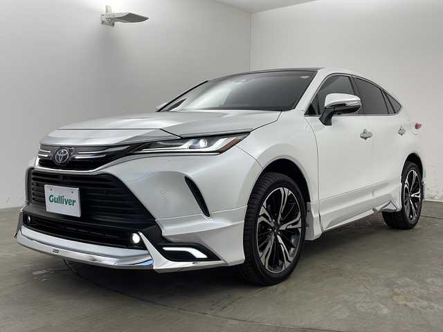 トヨタ ハリアー ハイブリッド Z レザーパッケージ 兵庫県 2023(令5)年 6万km プラチナホワイトパールマイカ ・ワンオーナー車/・純正12.3インチナビ/・Bluetooth/USB/Miracast/フルセグテレビ/・パノラミックビューモニター/・パノラマルーフ/・トヨタセーフティセンス/・プリクラッシュセーフティ/・レーントレーシングアシスト/・レーダクルーズコントロール/・アダプティブハイビームシステム/・クリアランスソナー/・ロードサインアシスト/・ドライバー異常時対応システム/・先行車発進告知機能/・パーキングサポートブレーキ/・ヒルスタートアシストコントロール/・S-VSC/・緊急ブレーキシグナル/・ドライブスタートコントロール/・パワーバックドア/・電動パーキングブレーキ/・オートホールドブレーキ/・革巻きステアリング/・ステアリングスイッチ/・ステアリングヒーター/・前席パワーシート/・運転席メモリシート/・前席シートヒーター/・前席シートベンチレーション/・純正デジタルインナーミラー/・JBLプレミアムサウンドシステム/・LEDヘッドライト/・20インチモデリスタアルミホイールタイヤ/・モデリスタエアロ/・ビルトインETC/・スペアキー/・AC100V充電/・寒冷地仕様車/・GPSレーダー