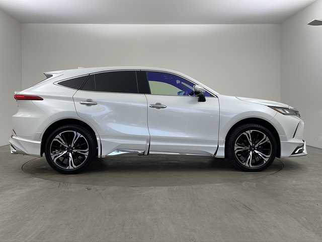 トヨタ ハリアー ハイブリッド Z レザーパッケージ 兵庫県 2023(令5)年 6万km プラチナホワイトパールマイカ ・ワンオーナー車/・純正12.3インチナビ/・Bluetooth/USB/Miracast/フルセグテレビ/・パノラミックビューモニター/・パノラマルーフ/・トヨタセーフティセンス/・プリクラッシュセーフティ/・レーントレーシングアシスト/・レーダクルーズコントロール/・アダプティブハイビームシステム/・クリアランスソナー/・ロードサインアシスト/・ドライバー異常時対応システム/・先行車発進告知機能/・パーキングサポートブレーキ/・ヒルスタートアシストコントロール/・S-VSC/・緊急ブレーキシグナル/・ドライブスタートコントロール/・パワーバックドア/・電動パーキングブレーキ/・オートホールドブレーキ/・革巻きステアリング/・ステアリングスイッチ/・ステアリングヒーター/・前席パワーシート/・運転席メモリシート/・前席シートヒーター/・前席シートベンチレーション/・純正デジタルインナーミラー/・JBLプレミアムサウンドシステム/・LEDヘッドライト/・20インチモデリスタアルミホイールタイヤ/・モデリスタエアロ/・ビルトインETC/・スペアキー/・AC100V充電/・寒冷地仕様車/・GPSレーダー