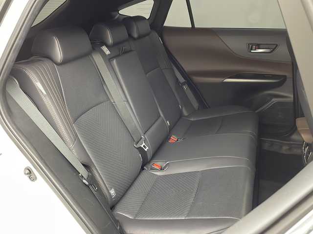 トヨタ ハリアー ハイブリッド Z レザーパッケージ 兵庫県 2023(令5)年 6万km プラチナホワイトパールマイカ ・ワンオーナー車/・純正12.3インチナビ/・Bluetooth/USB/Miracast/フルセグテレビ/・パノラミックビューモニター/・パノラマルーフ/・トヨタセーフティセンス/・プリクラッシュセーフティ/・レーントレーシングアシスト/・レーダクルーズコントロール/・アダプティブハイビームシステム/・クリアランスソナー/・ロードサインアシスト/・ドライバー異常時対応システム/・先行車発進告知機能/・パーキングサポートブレーキ/・ヒルスタートアシストコントロール/・S-VSC/・緊急ブレーキシグナル/・ドライブスタートコントロール/・パワーバックドア/・電動パーキングブレーキ/・オートホールドブレーキ/・革巻きステアリング/・ステアリングスイッチ/・ステアリングヒーター/・前席パワーシート/・運転席メモリシート/・前席シートヒーター/・前席シートベンチレーション/・純正デジタルインナーミラー/・JBLプレミアムサウンドシステム/・LEDヘッドライト/・20インチモデリスタアルミホイールタイヤ/・モデリスタエアロ/・ビルトインETC/・スペアキー/・AC100V充電/・寒冷地仕様車/・GPSレーダー