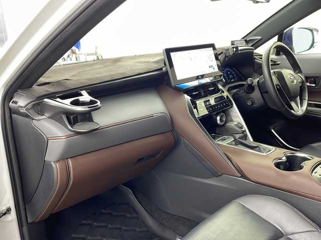 トヨタ ハリアー ハイブリッド Z レザーパッケージ 兵庫県 2023(令5)年 6万km プラチナホワイトパールマイカ ・ワンオーナー車/・純正12.3インチナビ/・Bluetooth/USB/Miracast/フルセグテレビ/・パノラミックビューモニター/・パノラマルーフ/・トヨタセーフティセンス/・プリクラッシュセーフティ/・レーントレーシングアシスト/・レーダクルーズコントロール/・アダプティブハイビームシステム/・クリアランスソナー/・ロードサインアシスト/・ドライバー異常時対応システム/・先行車発進告知機能/・パーキングサポートブレーキ/・ヒルスタートアシストコントロール/・S-VSC/・緊急ブレーキシグナル/・ドライブスタートコントロール/・パワーバックドア/・電動パーキングブレーキ/・オートホールドブレーキ/・革巻きステアリング/・ステアリングスイッチ/・ステアリングヒーター/・前席パワーシート/・運転席メモリシート/・前席シートヒーター/・前席シートベンチレーション/・純正デジタルインナーミラー/・JBLプレミアムサウンドシステム/・LEDヘッドライト/・20インチモデリスタアルミホイールタイヤ/・モデリスタエアロ/・ビルトインETC/・スペアキー/・AC100V充電/・寒冷地仕様車/・GPSレーダー