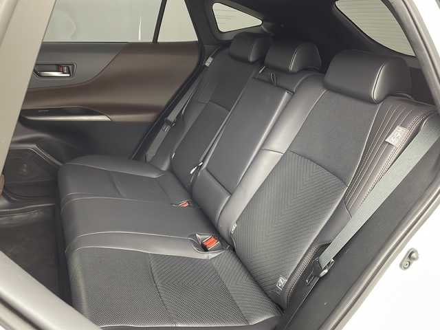 トヨタ ハリアー ハイブリッド Z レザーパッケージ 兵庫県 2023(令5)年 6万km プラチナホワイトパールマイカ ・ワンオーナー車/・純正12.3インチナビ/・Bluetooth/USB/Miracast/フルセグテレビ/・パノラミックビューモニター/・パノラマルーフ/・トヨタセーフティセンス/・プリクラッシュセーフティ/・レーントレーシングアシスト/・レーダクルーズコントロール/・アダプティブハイビームシステム/・クリアランスソナー/・ロードサインアシスト/・ドライバー異常時対応システム/・先行車発進告知機能/・パーキングサポートブレーキ/・ヒルスタートアシストコントロール/・S-VSC/・緊急ブレーキシグナル/・ドライブスタートコントロール/・パワーバックドア/・電動パーキングブレーキ/・オートホールドブレーキ/・革巻きステアリング/・ステアリングスイッチ/・ステアリングヒーター/・前席パワーシート/・運転席メモリシート/・前席シートヒーター/・前席シートベンチレーション/・純正デジタルインナーミラー/・JBLプレミアムサウンドシステム/・LEDヘッドライト/・20インチモデリスタアルミホイールタイヤ/・モデリスタエアロ/・ビルトインETC/・スペアキー/・AC100V充電/・寒冷地仕様車/・GPSレーダー