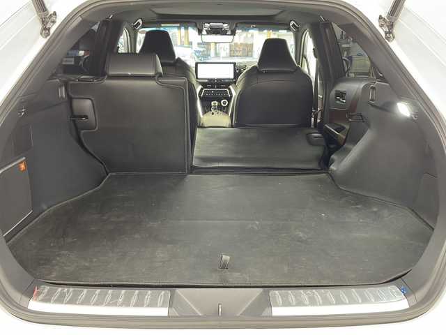 トヨタ ハリアー ハイブリッド Z レザーパッケージ 兵庫県 2023(令5)年 6万km プラチナホワイトパールマイカ ・ワンオーナー車/・純正12.3インチナビ/・Bluetooth/USB/Miracast/フルセグテレビ/・パノラミックビューモニター/・パノラマルーフ/・トヨタセーフティセンス/・プリクラッシュセーフティ/・レーントレーシングアシスト/・レーダクルーズコントロール/・アダプティブハイビームシステム/・クリアランスソナー/・ロードサインアシスト/・ドライバー異常時対応システム/・先行車発進告知機能/・パーキングサポートブレーキ/・ヒルスタートアシストコントロール/・S-VSC/・緊急ブレーキシグナル/・ドライブスタートコントロール/・パワーバックドア/・電動パーキングブレーキ/・オートホールドブレーキ/・革巻きステアリング/・ステアリングスイッチ/・ステアリングヒーター/・前席パワーシート/・運転席メモリシート/・前席シートヒーター/・前席シートベンチレーション/・純正デジタルインナーミラー/・JBLプレミアムサウンドシステム/・LEDヘッドライト/・20インチモデリスタアルミホイールタイヤ/・モデリスタエアロ/・ビルトインETC/・スペアキー/・AC100V充電/・寒冷地仕様車/・GPSレーダー