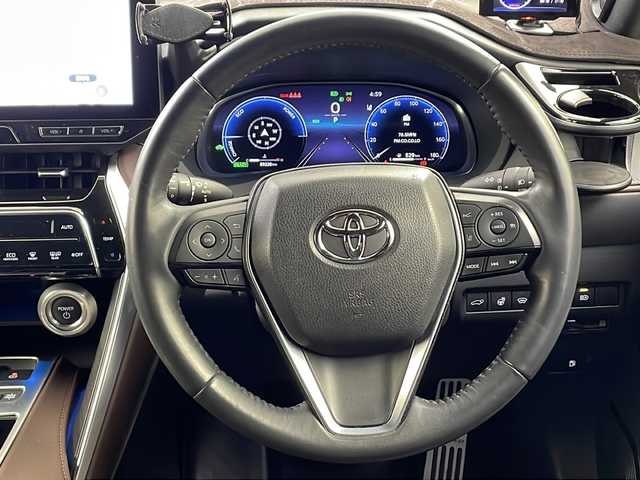 トヨタ ハリアー ハイブリッド Z レザーパッケージ 兵庫県 2023(令5)年 6万km プラチナホワイトパールマイカ ・ワンオーナー車/・純正12.3インチナビ/・Bluetooth/USB/Miracast/フルセグテレビ/・パノラミックビューモニター/・パノラマルーフ/・トヨタセーフティセンス/・プリクラッシュセーフティ/・レーントレーシングアシスト/・レーダクルーズコントロール/・アダプティブハイビームシステム/・クリアランスソナー/・ロードサインアシスト/・ドライバー異常時対応システム/・先行車発進告知機能/・パーキングサポートブレーキ/・ヒルスタートアシストコントロール/・S-VSC/・緊急ブレーキシグナル/・ドライブスタートコントロール/・パワーバックドア/・電動パーキングブレーキ/・オートホールドブレーキ/・革巻きステアリング/・ステアリングスイッチ/・ステアリングヒーター/・前席パワーシート/・運転席メモリシート/・前席シートヒーター/・前席シートベンチレーション/・純正デジタルインナーミラー/・JBLプレミアムサウンドシステム/・LEDヘッドライト/・20インチモデリスタアルミホイールタイヤ/・モデリスタエアロ/・ビルトインETC/・スペアキー/・AC100V充電/・寒冷地仕様車/・GPSレーダー