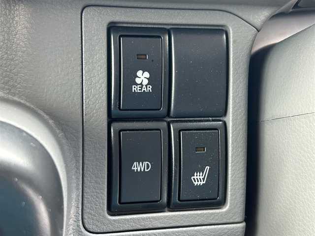 スズキ エブリイ JOIN 愛知県 2025(令7)年 0.3万km モスグレーメタリック /ワンオーナー//4WD//純正ディスプレイオーディオ//FM/AM/BT/USB//バックカメラ//ETC//横滑り防止装置//レーンアシスト//衝突被害軽減システム//クリアランスソナー//光軸調整ダイヤル//リヤヒーター//シートヒーター(D)//サイドアンダーミラー//電格ミラー//純正LEDオートライト//フロントフォグランプ//純正ホイールキャップ//純正フロアマット//純正ドアバイザー//バニティミラー//イモビライザー//ダブルエアバック//リモコンキー//スペアキー1本//取扱説明書//ディスプレイオーディオ説明書//保証書