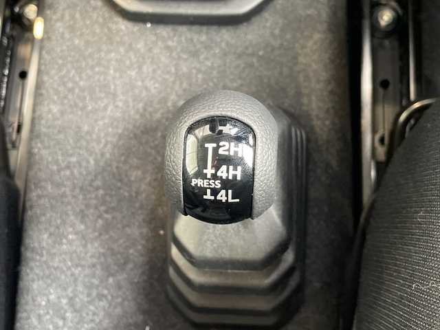 スズキ ジムニー XC 愛知県 2025(令7)年 0.1万km キネティックイエロー/ブラックトップ2トーン 届出済未使用車/スズキセーフティサポート/クルーズコントロール/シートヒーター/LEDヘッドライト/スマートキー/プッシュスタート/アイドリングストップ/ダウンヒルアシストコントロール/レーンキープアシスト