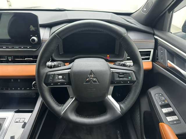 三菱 アウトランダー ＰＨＥＶ P 兵庫県 2022(令4)年 2.9万km ブラックダイヤモンド ・前後ドライブレコーダー/・純正メモリナビ/（USB/Bluetooth/フルセグ/Ａａｐｐｌｅ　ｃａｒ　ｐｌａｙ）　/・BOSEサウンド/・純正DA/・ワイヤレス充電/・マイパイロット/・アラウンドビュー/・コーナーセンサー/・ステアリングヒーター/・ルーフレール/・スライディングガラスルーフ/・パドルシフト/・レザーシート/・パワーシート/・シートヒーター　/・パワーバックドア/・ビルトインETC２．０/・BSM/・PCS/・ACC/・LKA/・HUD/・純正フロアマット/・純正ドアバイザー/・ＬＥＤヘッドライト/・オートビーム/・４ＷＤ/・純正20インチAW