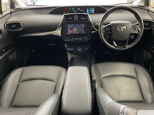 トヨタ プリウス Sツーリングセレクション 兵庫県 2019(令1)年 5万km ホワイトパールクリスタルシャイン ・モデリスタエアロ/・トヨタセーフティーセンス/・プリクラッシュセーフティ/・レーンディバチャーアラート/・クリアランスソナー/・パーキングサポートブレーキ/・ふらつき検知/・レーダークルーズコントロール/・オートマチックハイビーム/・後退時速度抑制機能/・社外7インチナビ＆フルセグ＆BT＆USB＆DVD＆BD/・バックカメラ/・ビルトインETC/・スマートキー/・プッシュスタート/・合皮シート/・LEDヘッドライト/・フォグ/・オートライト/・社外17インチアルミホイール/・前席シートヒーター/・横滑り防止装置/・社外フロアマット