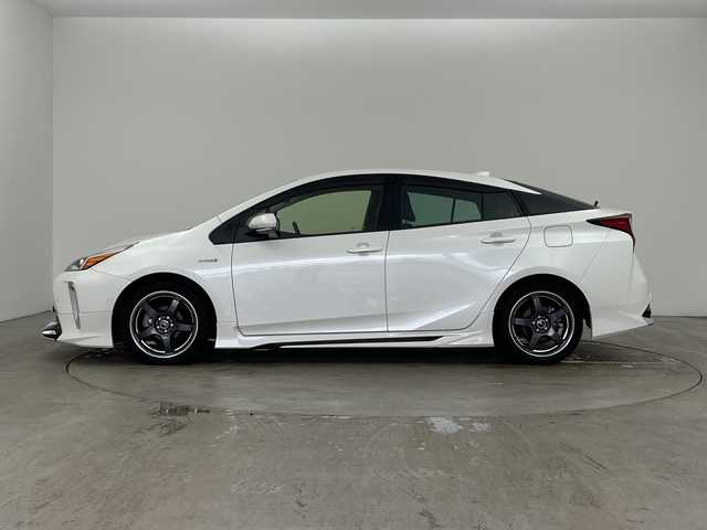 トヨタ プリウス Sツーリングセレクション 兵庫県 2019(令1)年 5万km ホワイトパールクリスタルシャイン ・モデリスタエアロ/・トヨタセーフティーセンス/・プリクラッシュセーフティ/・レーンディバチャーアラート/・クリアランスソナー/・パーキングサポートブレーキ/・ふらつき検知/・レーダークルーズコントロール/・オートマチックハイビーム/・後退時速度抑制機能/・社外7インチナビ＆フルセグ＆BT＆USB＆DVD＆BD/・バックカメラ/・ビルトインETC/・スマートキー/・プッシュスタート/・合皮シート/・LEDヘッドライト/・フォグ/・オートライト/・社外17インチアルミホイール/・前席シートヒーター/・横滑り防止装置/・社外フロアマット