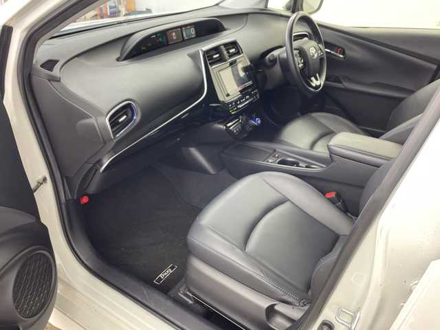 トヨタ プリウス Sツーリングセレクション 兵庫県 2019(令1)年 5万km ホワイトパールクリスタルシャイン ・モデリスタエアロ/・トヨタセーフティーセンス/・プリクラッシュセーフティ/・レーンディバチャーアラート/・クリアランスソナー/・パーキングサポートブレーキ/・ふらつき検知/・レーダークルーズコントロール/・オートマチックハイビーム/・後退時速度抑制機能/・社外7インチナビ＆フルセグ＆BT＆USB＆DVD＆BD/・バックカメラ/・ビルトインETC/・スマートキー/・プッシュスタート/・合皮シート/・LEDヘッドライト/・フォグ/・オートライト/・社外17インチアルミホイール/・前席シートヒーター/・横滑り防止装置/・社外フロアマット