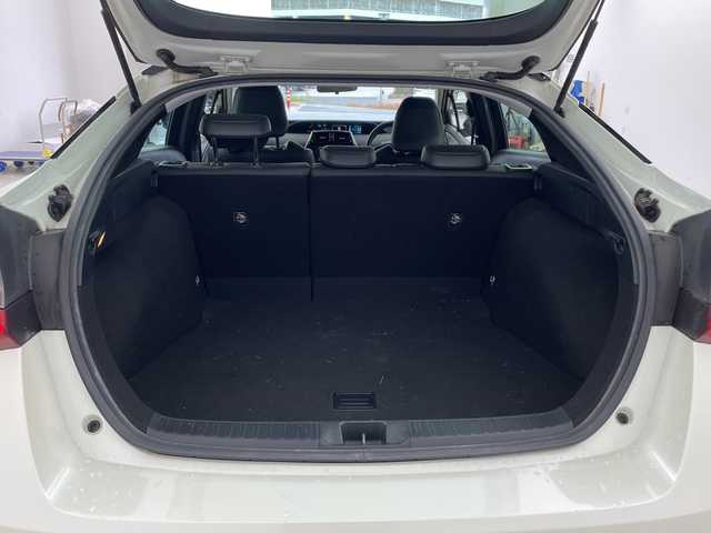 トヨタ プリウス Sツーリングセレクション 兵庫県 2019(令1)年 5万km ホワイトパールクリスタルシャイン ・モデリスタエアロ/・トヨタセーフティーセンス/・プリクラッシュセーフティ/・レーンディバチャーアラート/・クリアランスソナー/・パーキングサポートブレーキ/・ふらつき検知/・レーダークルーズコントロール/・オートマチックハイビーム/・後退時速度抑制機能/・社外7インチナビ＆フルセグ＆BT＆USB＆DVD＆BD/・バックカメラ/・ビルトインETC/・スマートキー/・プッシュスタート/・合皮シート/・LEDヘッドライト/・フォグ/・オートライト/・社外17インチアルミホイール/・前席シートヒーター/・横滑り防止装置/・社外フロアマット