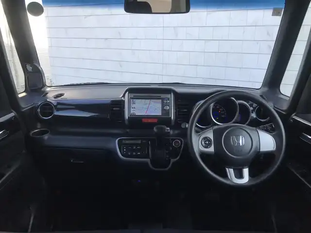 ホンダ Ｎ ＢＯＸ カスタム G Lパッケージ 栃木県 2013(平25)年 10.1万km プレミアムホワイトパール (株)IDOMが運営する【じしゃロン小山店】の自社ローン対象車両になります。こちらは現金ご利用時の価格です。/自社ローンご希望の方は別途その旨お申付け下さい。//禁煙車/純正ワンセグナビ/（CD/DVD/AM/FMラジオ）/スマートキー/プッシュスタート/バックカメラ/ＥＴＣ/ドライブレコーダー/片側パワースライドドア/チップアップシート/アイドリングストップ/ステアリングリモコン/電動格納ドアミラー/パワーウインドウ/オートライト