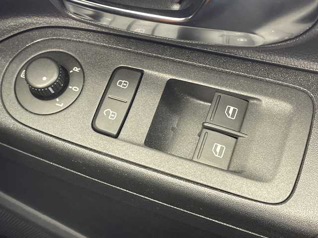 フォルクスワーゲン アップ！ クロスアップ！ 栃木県 2017(平29)年 0.8万km 赤 シートヒーター/ルーフレール/禁煙車/オートライト/横滑り防止装置/スマートキー/アイドリングストップ/ステアリングスイッチ/革巻きステアリング/ウィンカーミラー/電動格納ミラー/純正15インチアルミホイール/純正フロアマット