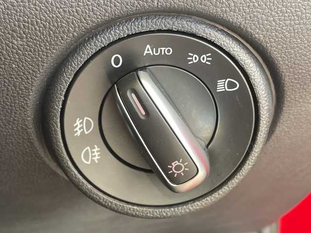 フォルクスワーゲン アップ！ クロスアップ！ 栃木県 2017(平29)年 0.8万km 赤 シートヒーター/ルーフレール/禁煙車/オートライト/横滑り防止装置/スマートキー/アイドリングストップ/ステアリングスイッチ/革巻きステアリング/ウィンカーミラー/電動格納ミラー/純正15インチアルミホイール/純正フロアマット