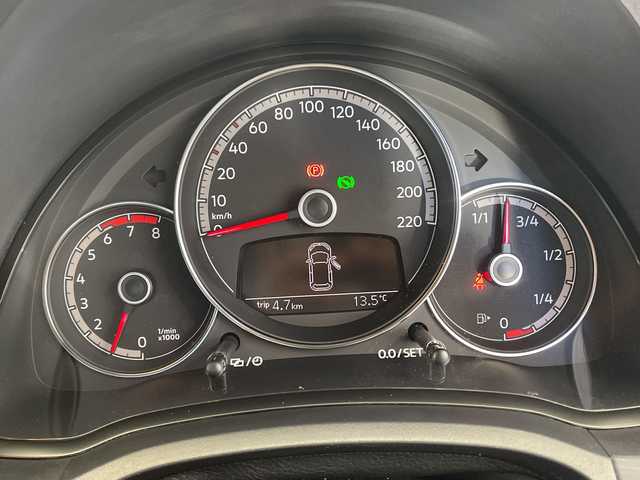 フォルクスワーゲン アップ！ クロスアップ！ 栃木県 2017(平29)年 0.8万km 赤 シートヒーター/ルーフレール/禁煙車/オートライト/横滑り防止装置/スマートキー/アイドリングストップ/ステアリングスイッチ/革巻きステアリング/ウィンカーミラー/電動格納ミラー/純正15インチアルミホイール/純正フロアマット