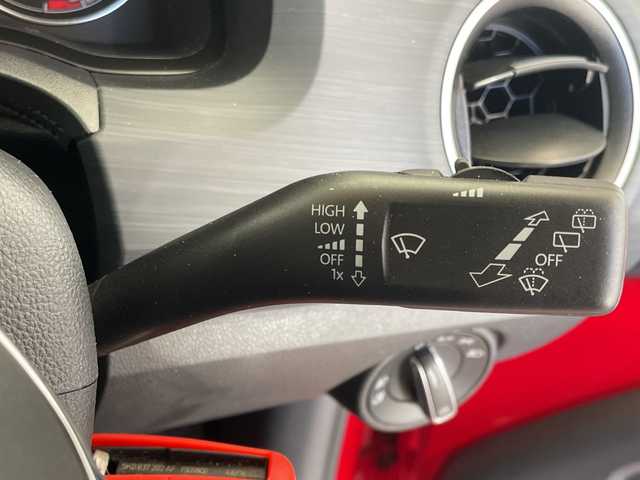 フォルクスワーゲン アップ！ クロスアップ！ 栃木県 2017(平29)年 0.8万km 赤 シートヒーター/ルーフレール/禁煙車/オートライト/横滑り防止装置/スマートキー/アイドリングストップ/ステアリングスイッチ/革巻きステアリング/ウィンカーミラー/電動格納ミラー/純正15インチアルミホイール/純正フロアマット