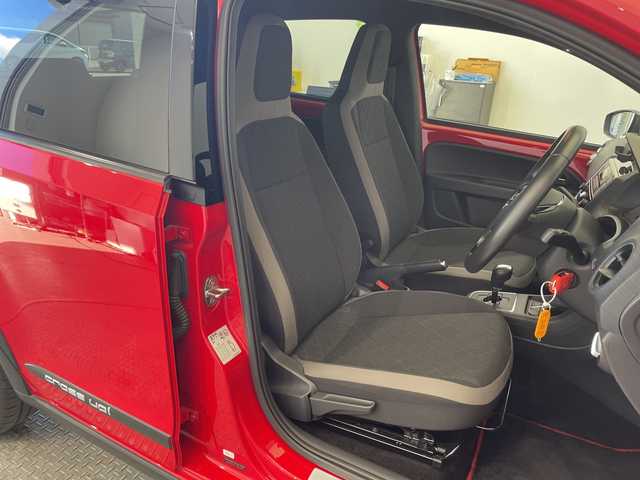 フォルクスワーゲン アップ！ クロスアップ！ 栃木県 2017(平29)年 0.8万km 赤 シートヒーター/ルーフレール/禁煙車/オートライト/横滑り防止装置/スマートキー/アイドリングストップ/ステアリングスイッチ/革巻きステアリング/ウィンカーミラー/電動格納ミラー/純正15インチアルミホイール/純正フロアマット