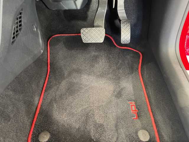 フォルクスワーゲン アップ！ クロスアップ！ 栃木県 2017(平29)年 0.8万km 赤 シートヒーター/ルーフレール/禁煙車/オートライト/横滑り防止装置/スマートキー/アイドリングストップ/ステアリングスイッチ/革巻きステアリング/ウィンカーミラー/電動格納ミラー/純正15インチアルミホイール/純正フロアマット