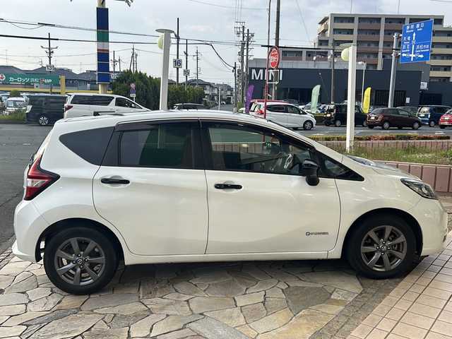 日産 ノート e－パワー X Bアロー 静岡県 2018(平30)年 5.8万km ブリリアントホワイトパール/スーパーブラック 2トーン 社外ナビ/・アラウンドビューモニター/・Bluetooth/・CD/DVD/・フルセグTV/主要装備/・衝突軽減ブレーキ　/・レーダークルーズコントロール　/・ドライブレコーダー　/・デジタルインナーミラー　/・レーンキープアシスト　/・プッシュスタート/・純正ＡＷ/・純正フロアマット/・前後ソナー
