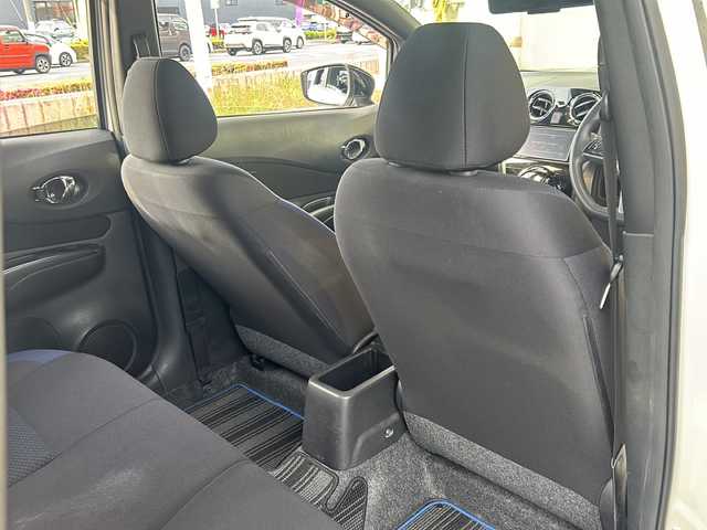 日産 ノート e－パワー X Bアロー 静岡県 2018(平30)年 5.8万km ブリリアントホワイトパール/スーパーブラック 2トーン 社外ナビ/・アラウンドビューモニター/・Bluetooth/・CD/DVD/・フルセグTV/主要装備/・衝突軽減ブレーキ　/・レーダークルーズコントロール　/・ドライブレコーダー　/・デジタルインナーミラー　/・レーンキープアシスト　/・プッシュスタート/・純正ＡＷ/・純正フロアマット/・前後ソナー