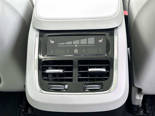 ボルボ ＸＣ９０ B6 AWD インスクリプション 岐阜県 2021(令3)年 2.2万km シルバー フルセグテレビ/バックカメラ/フロントカメラ/サイドカメラ/360度ビューカメラ/ルーフレール/自動駐車/オーディオBowers&Wilkins/ETC/純正ナビ/プッシュスタート/サンルーフ/Bluetooth/Apple carplay/Android Auto/ステアリングヒーター/シートヒーター前後/エアシート前/衝突回避/クルーズコントロール/BLIS/車間警告/自動発車/ドライブモード選択/アクティブ・ベンティング・ライト/純正ドラレコ