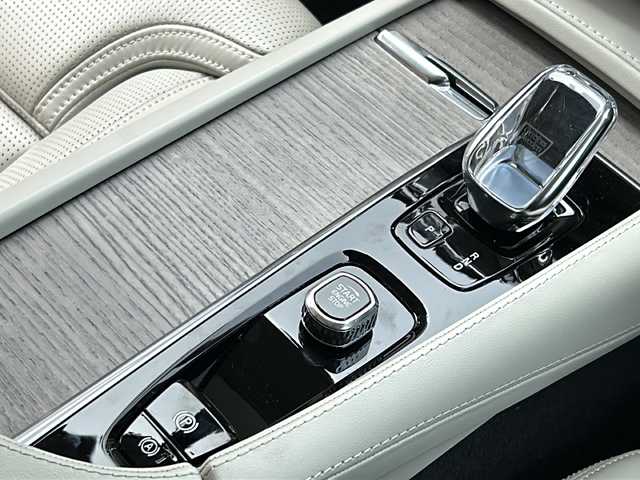 ボルボ ＸＣ９０ B6 AWD インスクリプション 岐阜県 2021(令3)年 2.2万km シルバー フルセグテレビ/バックカメラ/フロントカメラ/サイドカメラ/360度ビューカメラ/ルーフレール/自動駐車/オーディオBowers&Wilkins/ETC/純正ナビ/プッシュスタート/サンルーフ/Bluetooth/Apple carplay/Android Auto/ステアリングヒーター/シートヒーター前後/エアシート前/衝突回避/クルーズコントロール/BLIS/車間警告/自動発車/ドライブモード選択/アクティブ・ベンティング・ライト/純正ドラレコ