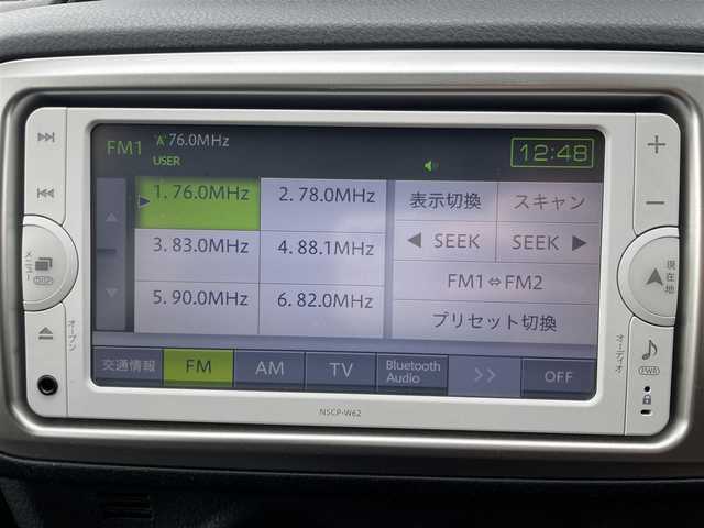 トヨタ ヴィッツ F 福岡県 2014(平26)年 5.4万km ホワイトパールクリスタルシャイン 横滑り防止機能/盗難防止/アイドリングストップ/バックカメラ/純正SDナビ/Bluetooth/CD/ビルトインETC/AUX/ワンセグTV/AC/社外フロアマット/純正ホイールキャップ/ハロゲンライト/Wエアバック/コインケース
