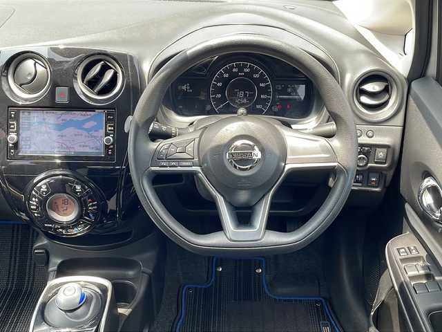日産 ノート e－パワー X 三重県 2016(平28)年 5.9万km ブリリアントシルバー 純正ナビ/全周囲カメラ/純正デジタルインナーミラー/純正ドライブレコーダー/社外ETC/衝突軽減ブレーキ/車線抑制/ステアリングリモコン/前後コーナーセンサー/電動格納ミラー/LEDヘッドライト/オートライト/社外アルミホイール/禁煙車