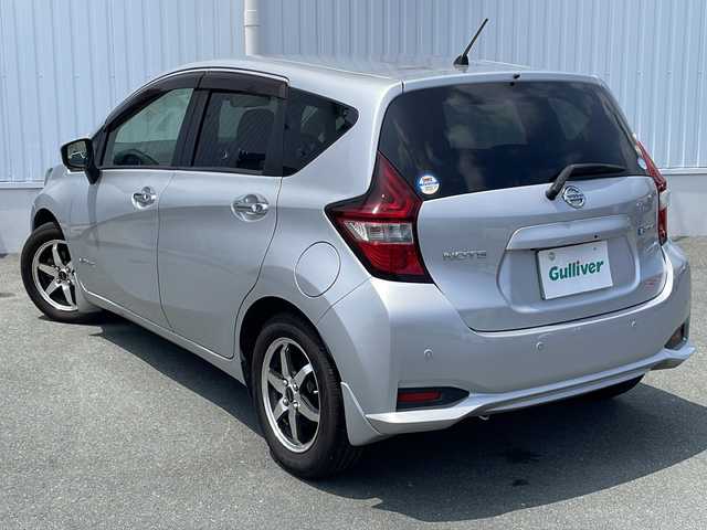 日産 ノート e－パワー X 三重県 2016(平28)年 5.9万km ブリリアントシルバー 純正ナビ/全周囲カメラ/純正デジタルインナーミラー/純正ドライブレコーダー/社外ETC/衝突軽減ブレーキ/車線抑制/ステアリングリモコン/前後コーナーセンサー/電動格納ミラー/LEDヘッドライト/オートライト/社外アルミホイール/禁煙車