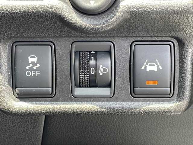 日産 ノート e－パワー X 三重県 2016(平28)年 5.9万km ブリリアントシルバー 純正ナビ/全周囲カメラ/純正デジタルインナーミラー/純正ドライブレコーダー/社外ETC/衝突軽減ブレーキ/車線抑制/ステアリングリモコン/前後コーナーセンサー/電動格納ミラー/LEDヘッドライト/オートライト/社外アルミホイール/禁煙車