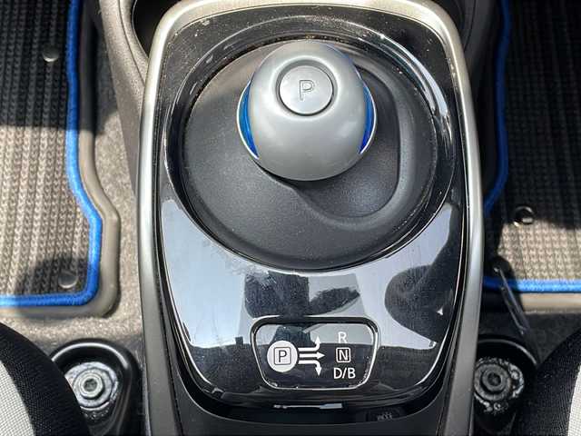 日産 ノート e－パワー X 三重県 2016(平28)年 5.9万km ブリリアントシルバー 純正ナビ/全周囲カメラ/純正デジタルインナーミラー/純正ドライブレコーダー/社外ETC/衝突軽減ブレーキ/車線抑制/ステアリングリモコン/前後コーナーセンサー/電動格納ミラー/LEDヘッドライト/オートライト/社外アルミホイール/禁煙車
