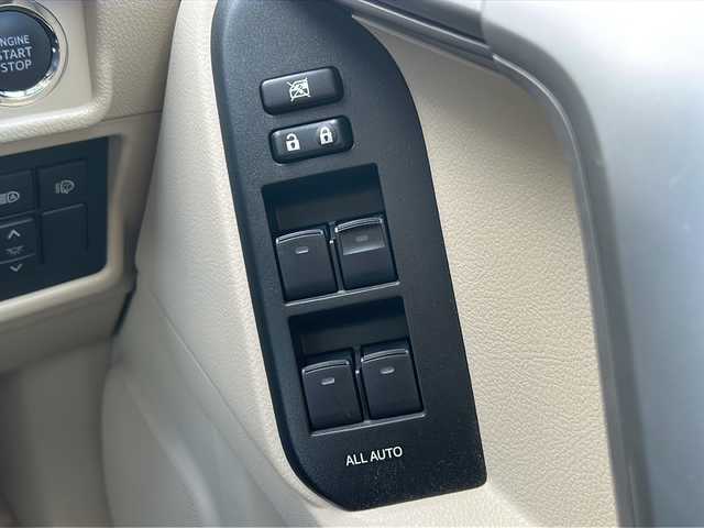 トヨタ ランドクルーザー プラド TX Lパッケージ 三重県 2018(平30)年 6万km ホワイトパールクリスタルシャイン 社外ナビ /サンルーフ /バックカメラ /ETC2.0 /前後コーナーセンサー /本革シート /前席パワーシート /前席シートエアコン /クルーズコントロール /衝突軽減ブレーキ/LEDヘッドライト /オートハイビーム /オートライト/革巻きステアリング /ステアリングスイッチ/電動格納ミラー/禁煙車