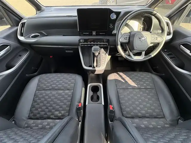 トヨタ ヴォクシー ハイブリッド S－Z 大分県 2022(令4)年 2.6万km ブラック ・純正ナビ(BT/USB/Miracast/HDMI)/・バックカメラ/・フルセグテレビ/・トヨタセーフティセンス/・両側パワースライドドア/・純正フリップダウンモニター/・AC100V/・シートヒーター/・ドライブレコーダー/・ETC 2.0/・オートハイビーム/・コーナーセンサー