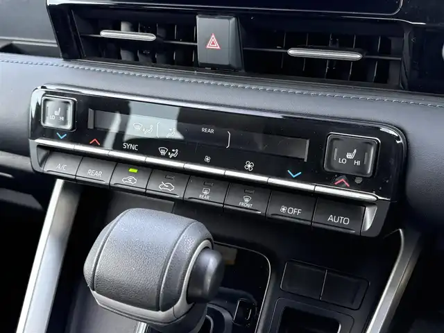 トヨタ ヴォクシー ハイブリッド S－Z 大分県 2022(令4)年 2.6万km ブラック ・純正ナビ(BT/USB/Miracast/HDMI)/・バックカメラ/・フルセグテレビ/・トヨタセーフティセンス/・両側パワースライドドア/・純正フリップダウンモニター/・AC100V/・シートヒーター/・ドライブレコーダー/・ETC 2.0/・オートハイビーム/・コーナーセンサー