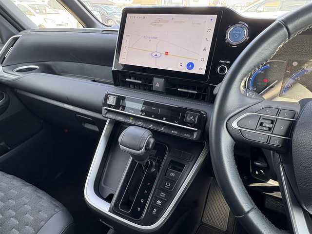 トヨタ ヴォクシー ハイブリッド S－Z 大分県 2022(令4)年 2.6万km ブラック ・純正ナビ(BT/USB/Miracast/HDMI)/・バックカメラ/・フルセグテレビ/・トヨタセーフティセンス/・両側パワースライドドア/・純正フリップダウンモニター/・AC100V/・シートヒーター/・ドライブレコーダー/・ETC 2.0/・オートハイビーム/・コーナーセンサー