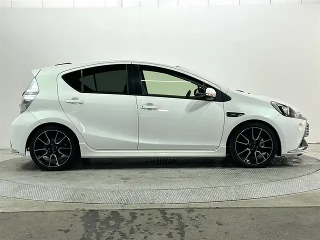 トヨタ アクア G G’s 大阪府 2014(平26)年 6万km ライムホワイトパールクリスタルシャイン 純正SDナビフルセグTV/DVD/CD/AM/FMBluetooth接続プッシュスタートスマートキーオートライトフォグランプバックカメラETCハーフレザーシート純正17インチAW電動格納ミラー