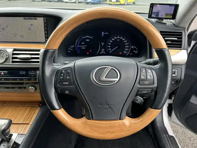 レクサス ＬＳ 600h バージョンC Iパック 熊本県 2015(平27)年 7万km ソニッククォーツ サンルーフ/純正ＳＤナビ/・ＡＭ／ＦＭ／ＳＤ／ＣＤ／ＤＶＤ／ＢＴ／ＵＳＢ／ＡＵＸ/・フルセグＴＶ/・バックカメラ/レーダークルーズコントロール/ブラインドスポットモニター/クリアランスソナー/黒革シート/・D/Nパワーシート/・D/Nシートヒーター/・D/Nシートクーラー/・D/Nメモリシート/ウッドコンビステアリング/・ステアリングヒーター/・ステアリングリモコン/前方ドライブレコーダー/ビルトインETC2.0/ＬＥＤヘッドライト/オートライト/フォグランプ/スマートキー/スペアキー/プッシュスタート/純正フロアマット/純正ドアバイザー/純正アルミホイール