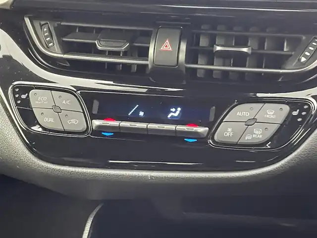 トヨタ Ｃ－ＨＲ G 熊本県 2017(平29)年 7.4万km メタルストリームM 純正9インチナビ【NSZT-Y66T】/フルセグTV・BT・CD・DVD・FM・AM/前方のみドライブレコーダー/ビルトインETC/バックカメラ/モデリスタエアロ（F・S・R）/レーダークルーズコントロール/トヨタセーフティーセンス/・プリクラッシュセーフティ/・レーンキープアシスト/・ブラインドスポットモニター/・ふらつき警報機能/・リアクロストラフィックアラート/横滑り防止/アイドリングストップ/クリアランスソナー/シーケンシャルウインカー/ブレーキホールド/ハーフレザーシート/前席シートヒーター/革巻きステアリング/純正フロアマット/純正18インチアルミホイール/オートライト/オートマチックハイビーム/LEDヘッドライト/フォグライト/スマートキー/プッシュスタート/保証書/取扱説明書
