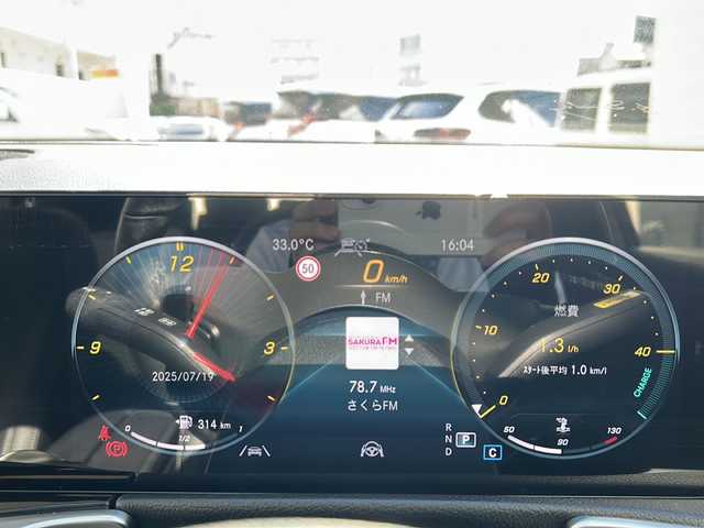 メルセデス・ベンツ Ｍ・ベンツ ＧＬＢ１８０ 兵庫県 2022(令4)年 4.4万km マウンテングレー ワンオーナー/10.25インチコックピットディスプレイ/10.25インチワイドディスプレイ　ナビゲーション/Bluetooth・AM/FM・USB・AppleCarPlay・AndroidAuto/フルセグTV（走行中視聴可能）/パノラミックスライディングルーフ/シルバールーフレール/3列シート/全方位カメラ/ブラック合皮/ファブリックコンビシート/前後ドライブレコーダー/ETC2.0/電動リアゲート/3列シート/シートヒーター D+N席/パワーシート D+N席/アンチロック・ブレーキ・システム/横滑り防止装置/盗難防止装置/レーダーセーフティーパッケージ/前後コーナーセンサー/アダプティブクルーズコントロール/アイドリングストップ/オートライト/純正アルミホイール/エアバッグ（W+サイド）/LEDハイパフォーマンスヘッドランプ/純正フロアマット/スマートキー/取扱説明書/保証書/記録簿