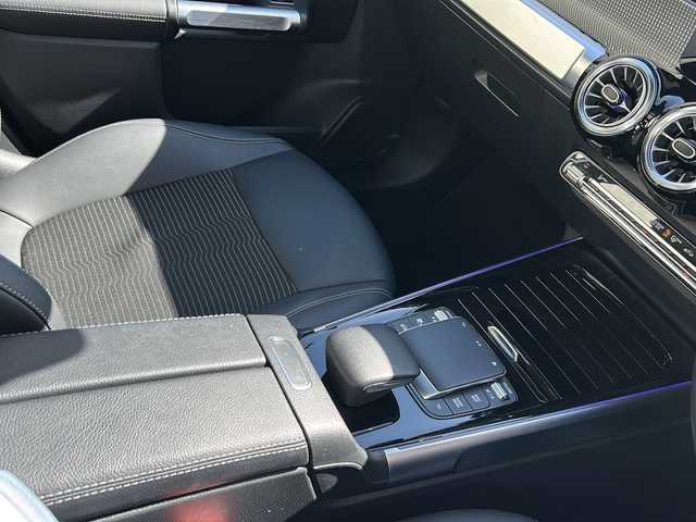 メルセデス・ベンツ Ｍ・ベンツ ＧＬＢ１８０ 兵庫県 2022(令4)年 4.4万km マウンテングレー ワンオーナー/10.25インチコックピットディスプレイ/10.25インチワイドディスプレイ　ナビゲーション/Bluetooth・AM/FM・USB・AppleCarPlay・AndroidAuto/フルセグTV（走行中視聴可能）/パノラミックスライディングルーフ/シルバールーフレール/3列シート/全方位カメラ/ブラック合皮/ファブリックコンビシート/前後ドライブレコーダー/ETC2.0/電動リアゲート/3列シート/シートヒーター D+N席/パワーシート D+N席/アンチロック・ブレーキ・システム/横滑り防止装置/盗難防止装置/レーダーセーフティーパッケージ/前後コーナーセンサー/アダプティブクルーズコントロール/アイドリングストップ/オートライト/純正アルミホイール/エアバッグ（W+サイド）/LEDハイパフォーマンスヘッドランプ/純正フロアマット/スマートキー/取扱説明書/保証書/記録簿