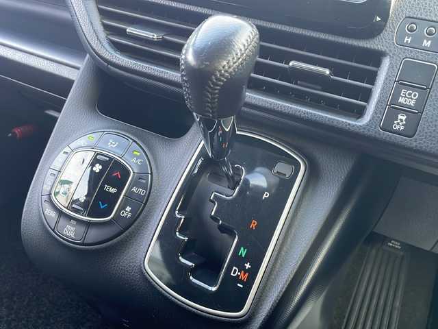 トヨタ ヴォクシー ZS 静岡県 2014(平26)年 4.1万km ブラッキッシュアゲハガラスフレーク 純正ナビ/地デジTV/純正CD/DVD/Bluetooth/バックカメラ/両側パワースライドドア/フリップダウンリアモニター/LEDヘッドライト/アイドリングストップ/純正16インチAW/オートライト/ビルトインETC