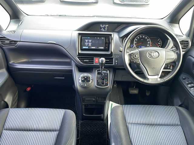 トヨタ ヴォクシー ZS 静岡県 2014(平26)年 4.1万km ブラッキッシュアゲハガラスフレーク 純正ナビ/地デジTV/純正CD/DVD/Bluetooth/バックカメラ/両側パワースライドドア/フリップダウンリアモニター/LEDヘッドライト/アイドリングストップ/純正16インチAW/オートライト/ビルトインETC